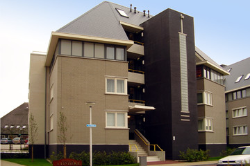 Budynek mieszkalny z cegieł Faro szarej i czarnej cieniowanej gładkiej