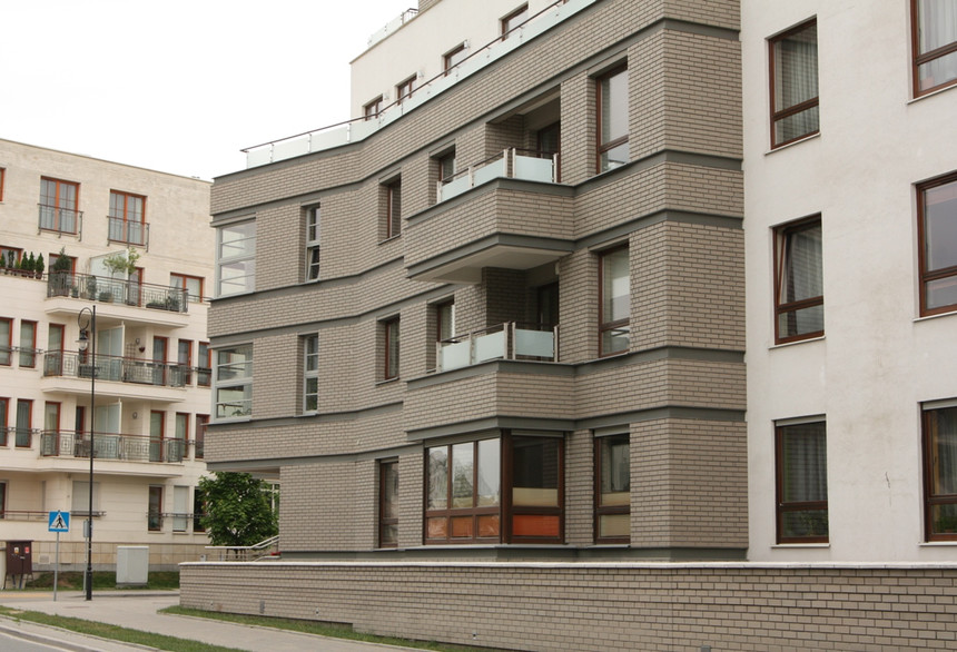 Budynek mieszkalny w Warszawie z cegły Faro szarej cieniowanej