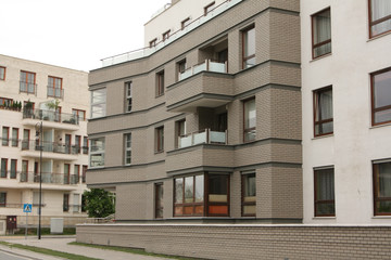 Budynek mieszkalny w Warszawie z cegły Faro szarej cieniowanej